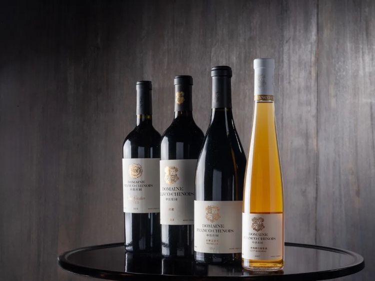 活動現(xiàn)場推介了懷來中法莊園珍藏馬瑟蘭干紅、小芒森甜白等優(yōu)質(zhì)葡萄酒。主辦方供圖