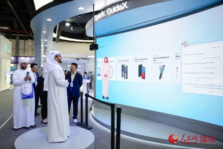 觀眾在科大訊飛展臺(tái)與虛擬人對(duì)話。人民網(wǎng) 塔里克·易卜拉欣攝