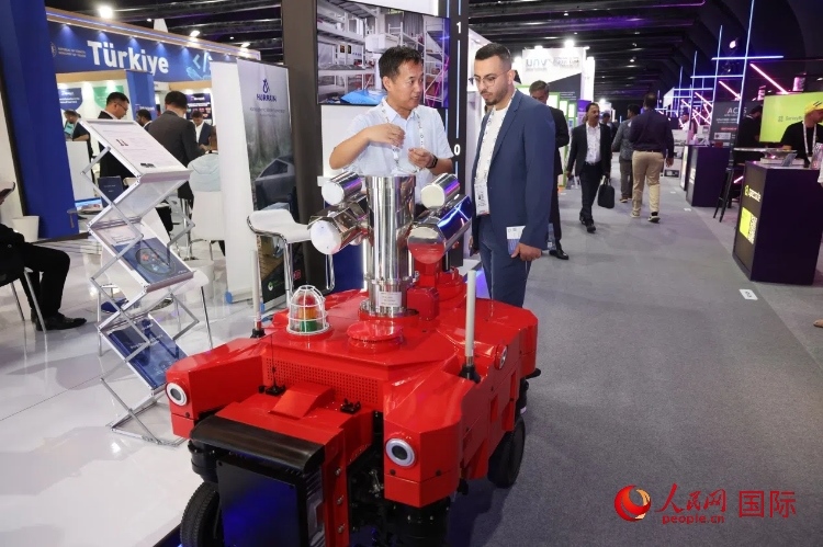 觀眾了解北京眸視科技有限公司研發(fā)的巡檢機(jī)器人。人民網(wǎng)記者 任皓宇攝