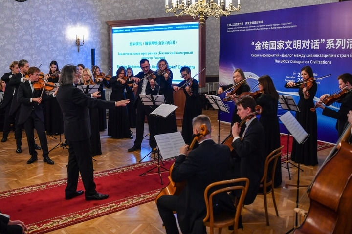 2024年9月24日，在俄羅斯喀山，俄羅斯喀山室內樂團演奏傳統(tǒng)曲目?！敖鸫u國家文明對話”系列活動24日在俄羅斯喀山舉行，來自中國、俄羅斯、巴西、印度、南非、伊朗等金磚國家的相關機構、各領域專家學者及青年代表等300多人參加。新華社記者 曹陽 攝