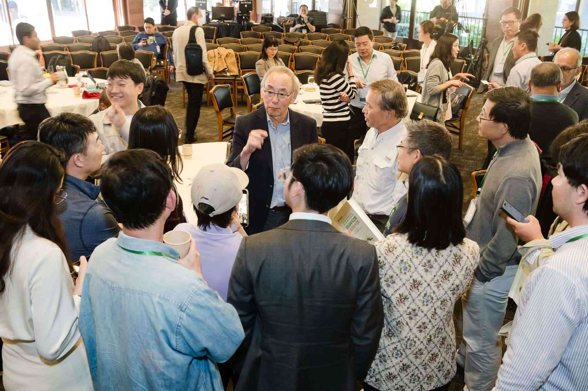 美國前能源部長、諾獎得主朱棣文教授在會場與參會者交流。馮超攝