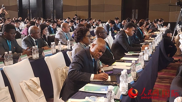 與會來賓在認真記錄。人民網(wǎng)記者 萬宇攝