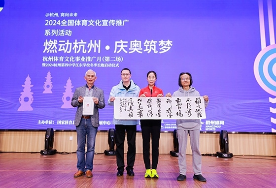 王麗萍與藝術(shù)家們共同創(chuàng)作主題作品。主辦方供圖