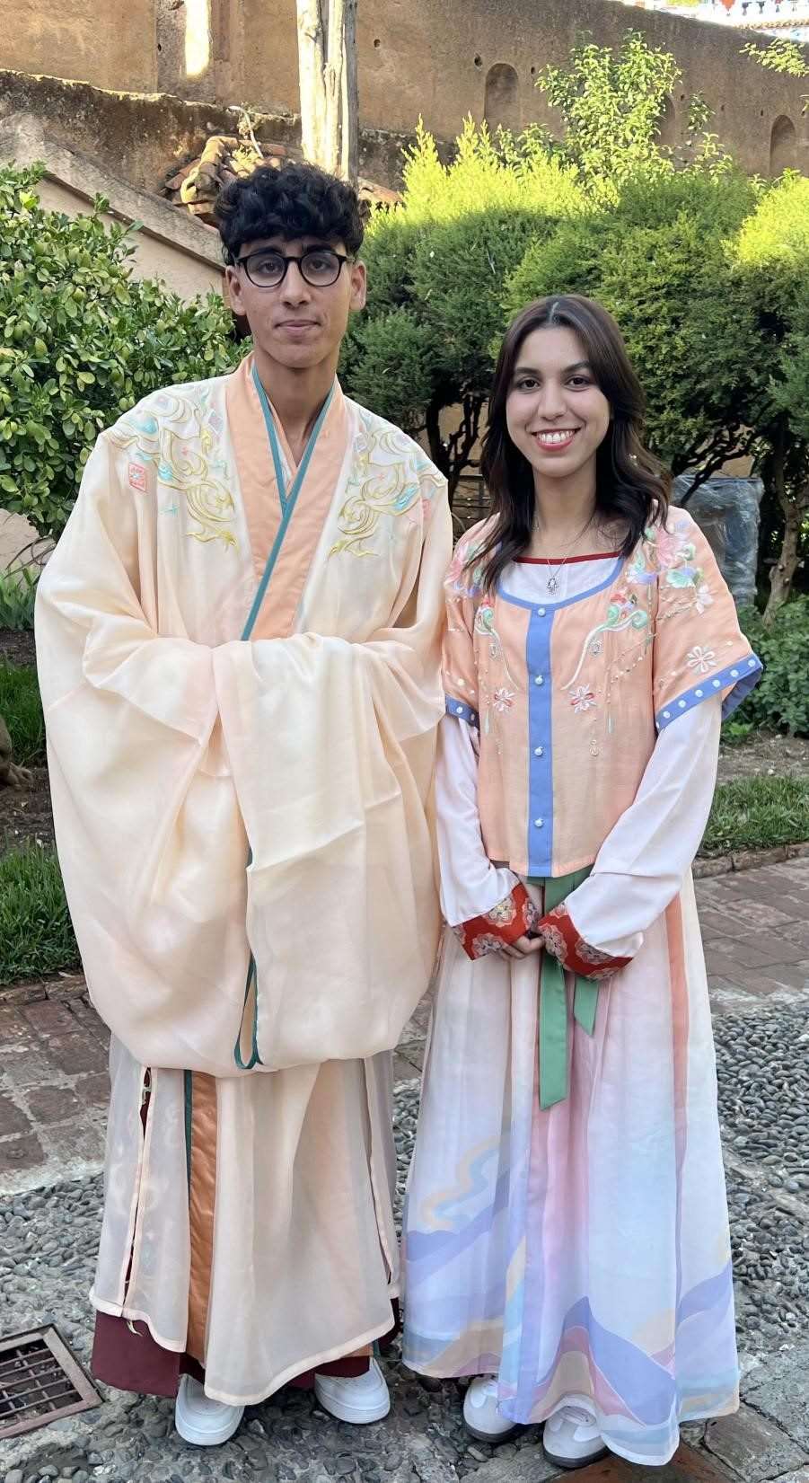 兩位青年試穿中國古代服裝。拉巴特中國文化中心供圖