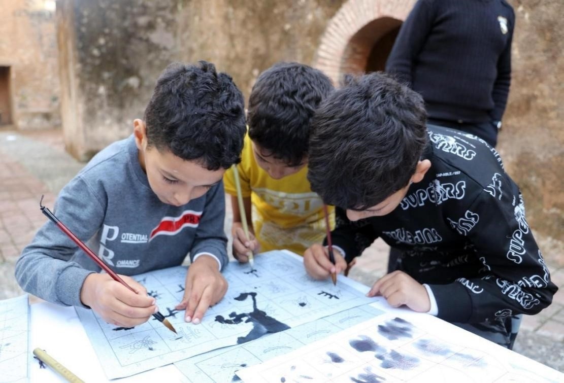 一起學書法。拉巴特中國文化中心供圖