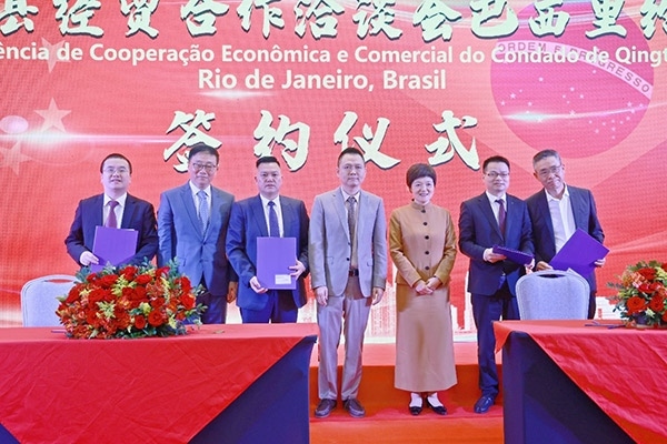 企業(yè)家在活動現(xiàn)場參與項目簽約儀式。人民網(wǎng)記者 陳海琪攝