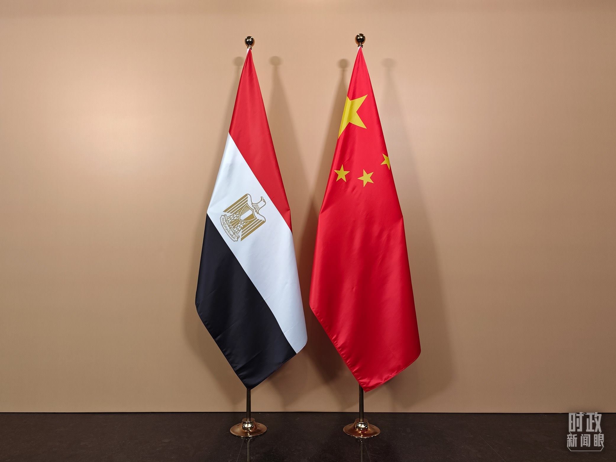 △ 會(huì)見廳外的中國(guó)埃及兩國(guó)國(guó)旗。（總臺(tái)央視記者彭漢明拍攝）