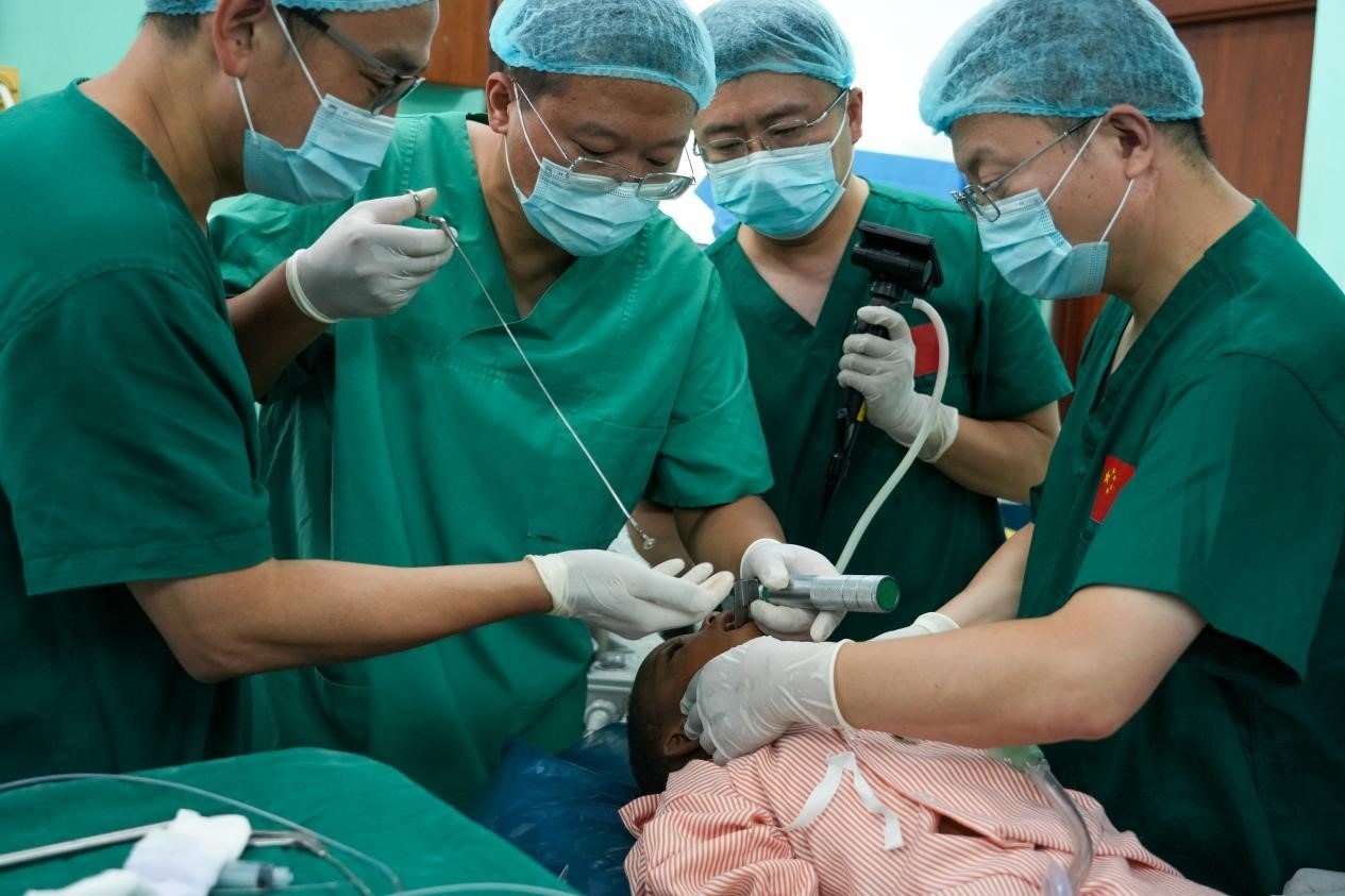 引起患兒窒息的異物被成功取出。中國(guó)援桑醫(yī)療隊(duì)供圖