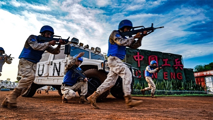 維和官兵迅速反應(yīng)。秦貴君攝