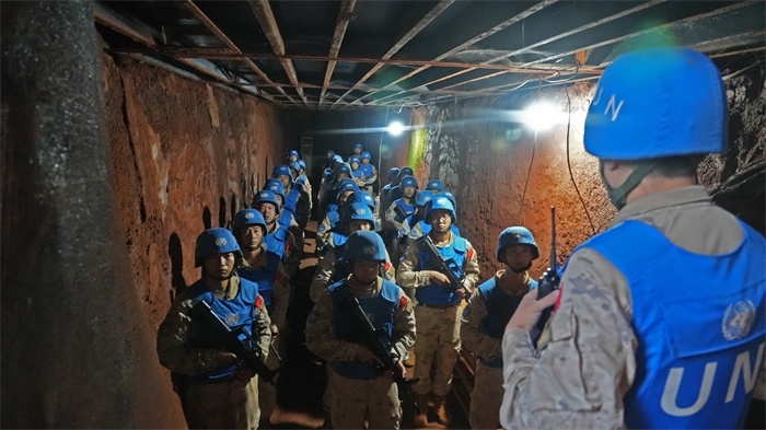 進入地下掩體隱蔽。王軍杰攝