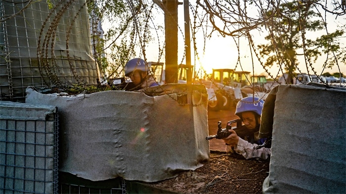 瞭望偵察一線情況。張洪奧攝