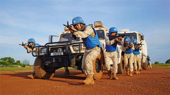 應(yīng)急分隊戰(zhàn)術(shù)行進。張洪奧攝