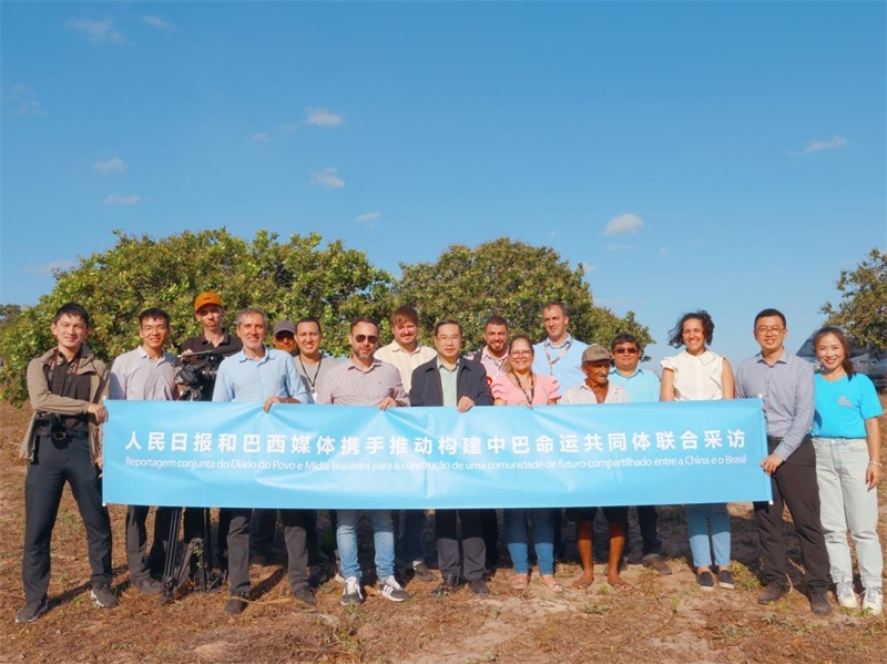 當?shù)貢r間10月24日至25日，人民日報社攜手巴西主流媒體在巴西東北部北里奧格蘭德州開展聯(lián)合采訪，拉開了以“攜手推動構(gòu)建中巴命運共同體”為主題的人民日報和巴西媒體聯(lián)合采訪序幕。圖為參加聯(lián)合采訪的中巴兩國記者與受益于中國企業(yè)扶貧項目的若昂卡馬拉市民眾合影。 人民日報和巴西媒體聯(lián)合采訪團供圖