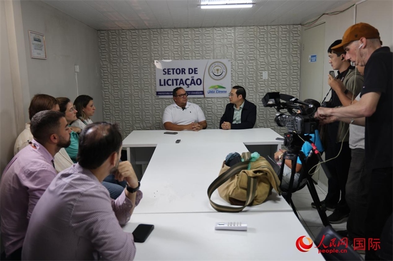 巴西東北部北里奧格蘭德州若昂卡馬拉市市長馬諾埃爾·貝爾納接受聯(lián)合采訪團采訪。 人民網(wǎng)記者 時元皓攝