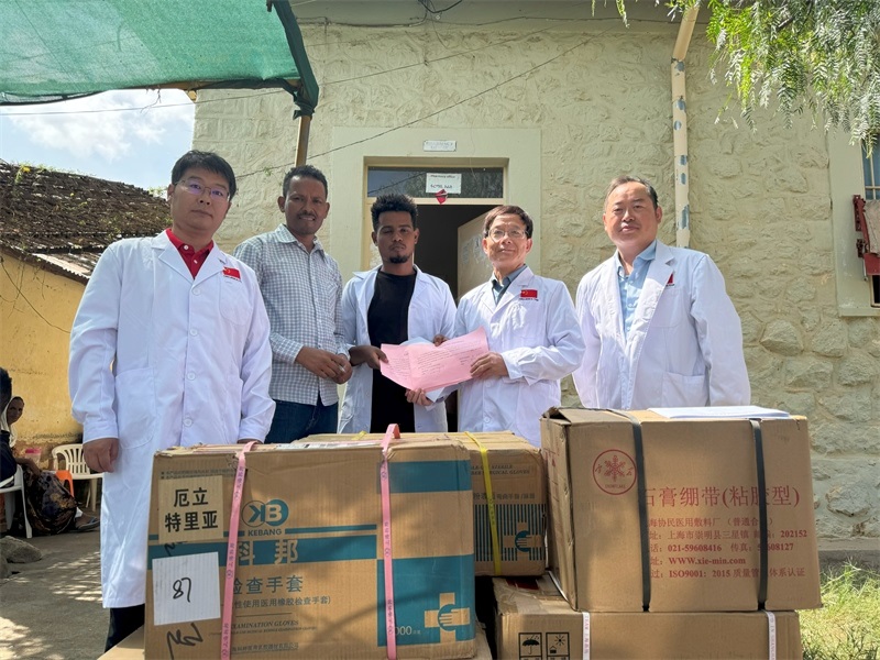 中國醫(yī)療隊向科倫醫(yī)院捐贈藥品和醫(yī)療物資。中國第17批援厄立特里亞醫(yī)療隊供圖