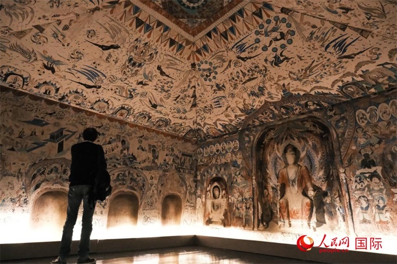 觀眾仿佛置身于數(shù)字復(fù)原的敦煌第285窟。人民網(wǎng)記者 尚凱元攝 