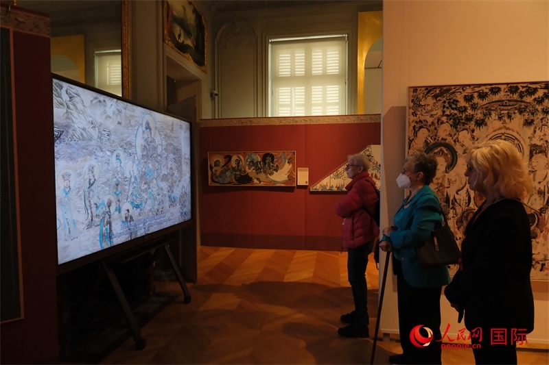 觀眾在展臺觀看錄像講解。人民網(wǎng)記者 尚凱元攝