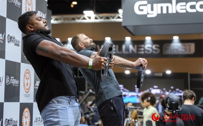 觀眾參加舉重物比賽。人民網(wǎng)中東中心分社塔里克·易卜拉欣攝