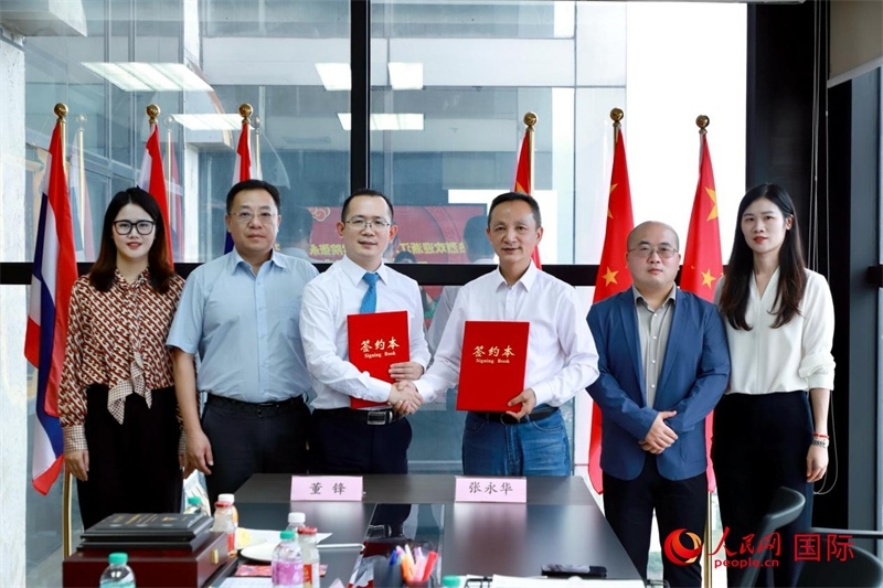 會(huì)談現(xiàn)場(chǎng)。左三為泰中僑商聯(lián)合會(huì)副主席董峰；右三為浙江大學(xué)光華法學(xué)院黨委書(shū)記張永華。人民網(wǎng)記者 簡(jiǎn)承淵攝