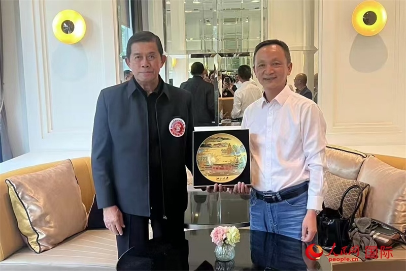 泰中友好協(xié)會(huì)會(huì)長(zhǎng)、泰國(guó)前副總理功·塔帕朗西（左一）會(huì)見(jiàn)浙大團(tuán)組一行。人民網(wǎng)記者 簡(jiǎn)承淵攝