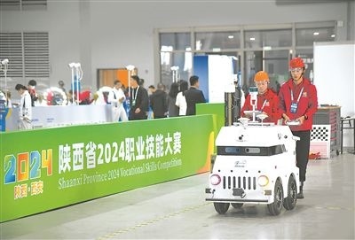 參賽選手在陜西省2024職業(yè)技能大賽新能源汽車智能化技術(shù)賽項(xiàng)比賽中。新華社記者 張博文攝