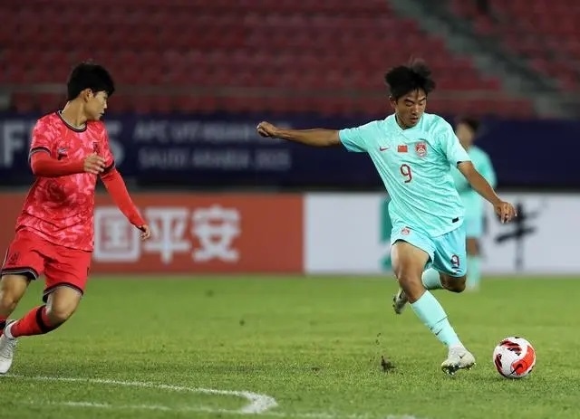 國少隊球員魏祥鑫（右）比賽中傳球。新華社記者 李鋼攝