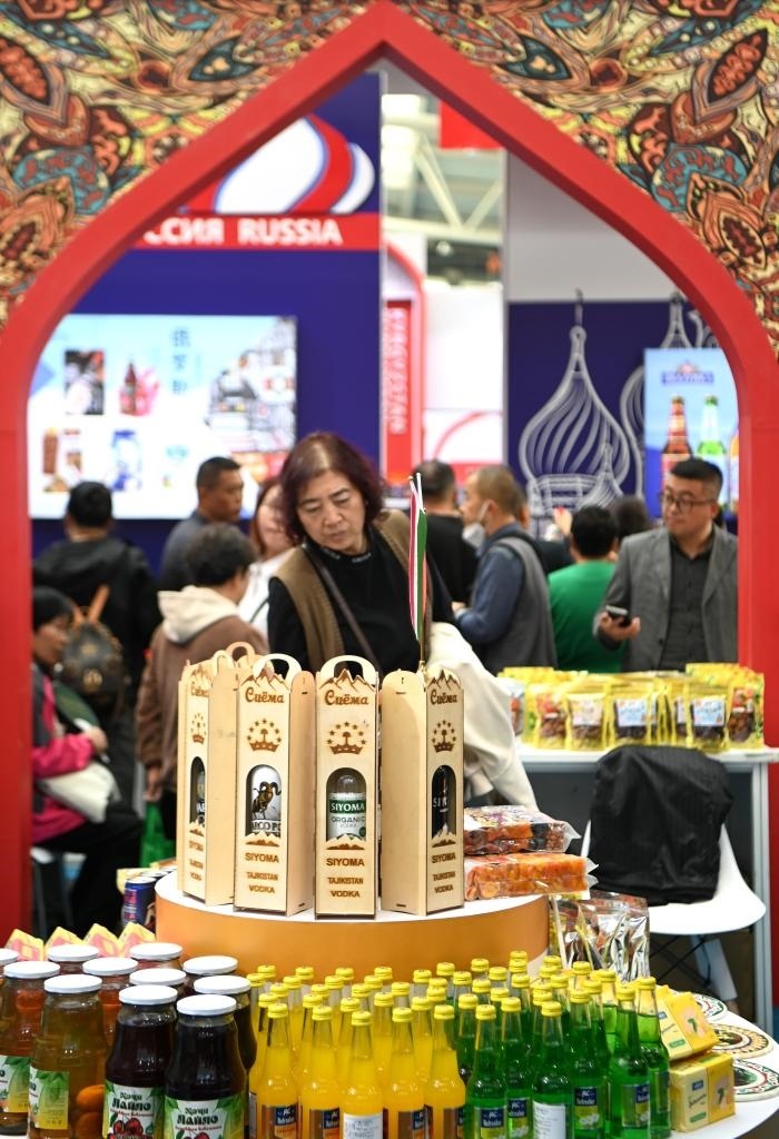 10月25日，觀眾在楊凌農高會上合組織國家農業(yè)展區(qū)了解農產品。新華社記者 鄒競一 攝