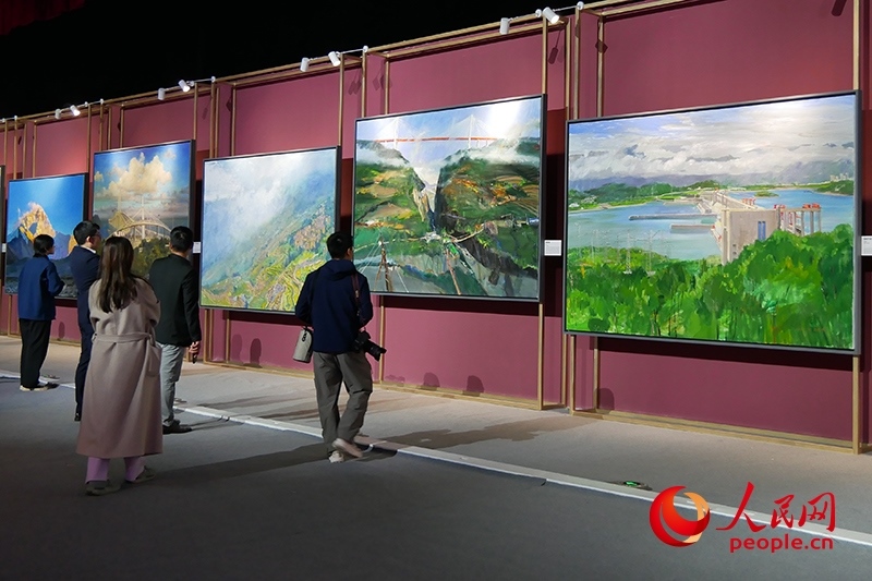 觀眾正在欣賞畫作。人民網(wǎng)記者 韋衍行攝