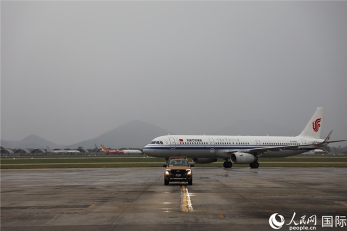 國航上?！觾?nèi)首班飛機(jī)抵達(dá)河內(nèi)內(nèi)排機(jī)場。人民網(wǎng)記者 楊曄攝