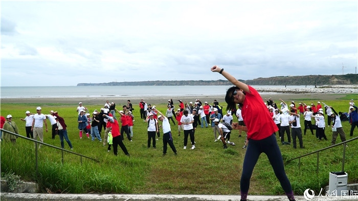 開跑前的熱身運動。人民網(wǎng) 蔣曉辰攝