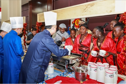 恩賈梅納大學(xué)孔子學(xué)院的學(xué)生們對中國餃子情有獨鐘。主辦方供圖