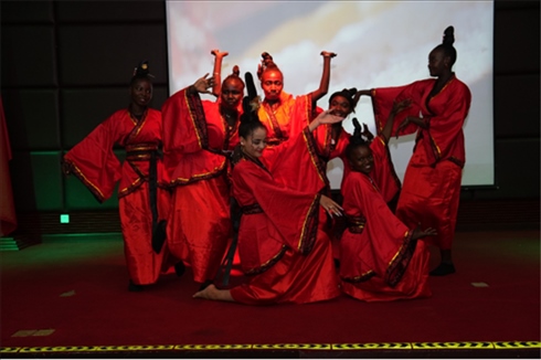 孔子學(xué)院的學(xué)生表演中國舞《昭君出塞》。主辦方供圖