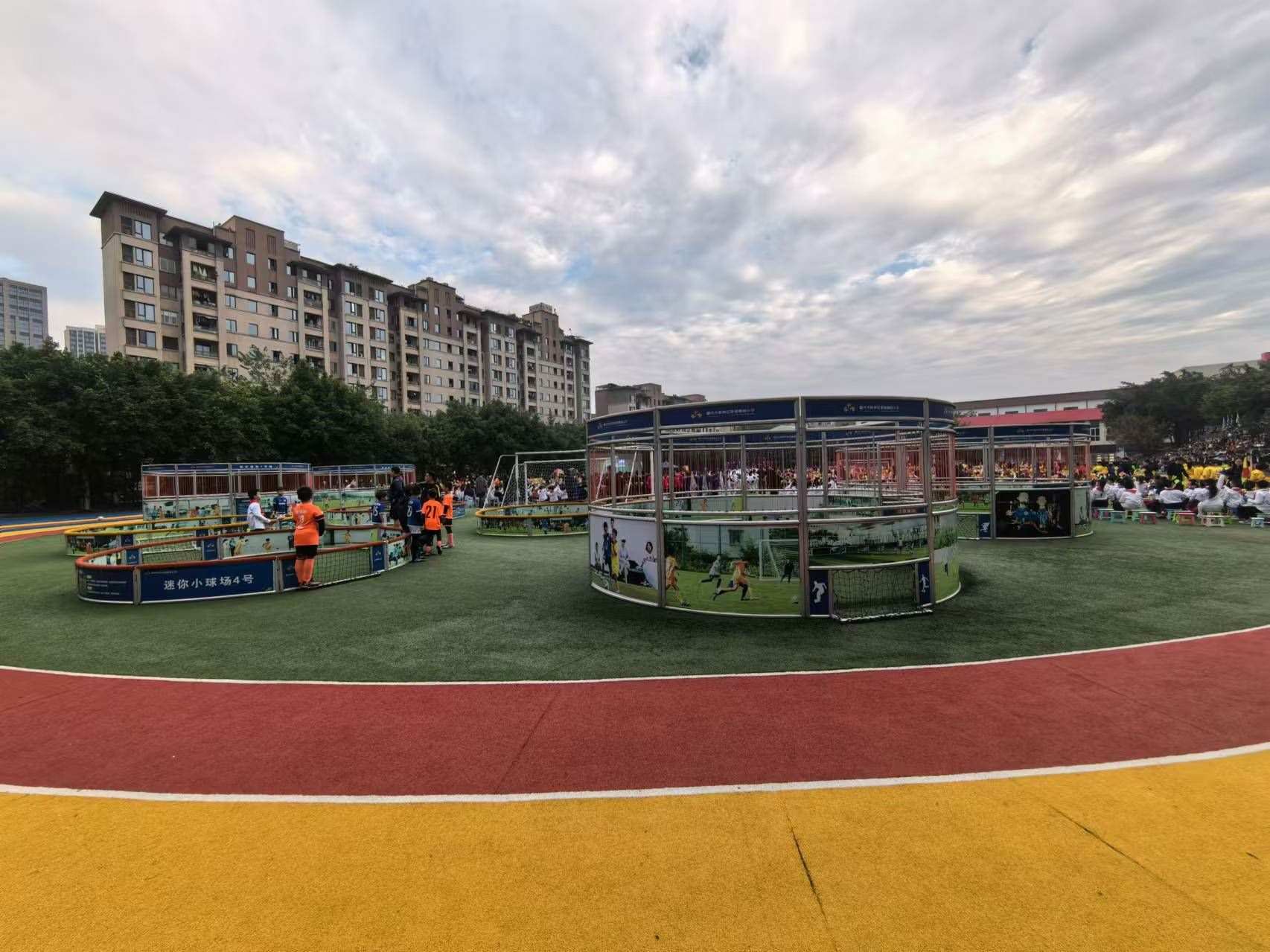 珊瑚魯能小學(xué)里的迷你足球場。 人民網(wǎng)記者 楊磊攝