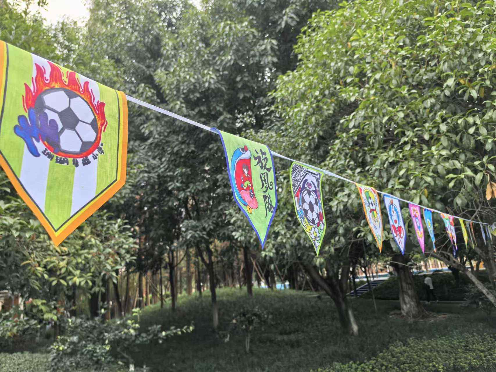 珊瑚魯能小學(xué)學(xué)生們手繪的“班超”隊徽。 人民網(wǎng)記者 楊磊攝