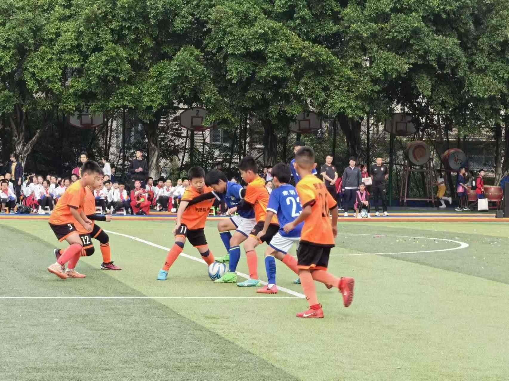 珊瑚魯能小學(xué)的學(xué)生們在進行足球比賽。 人民網(wǎng)記者 楊磊攝