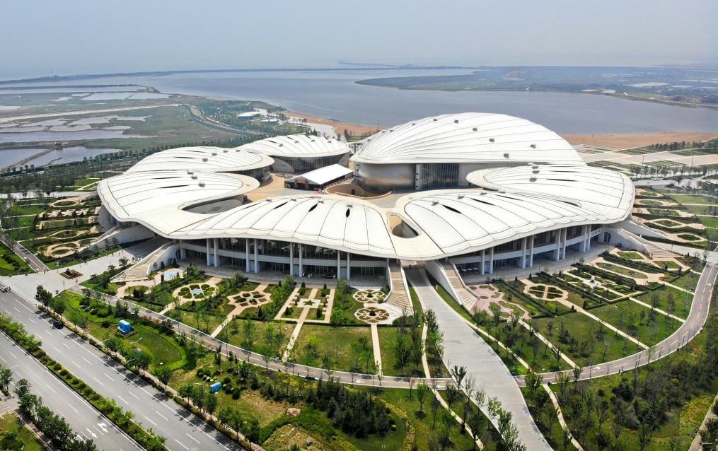 位于中國—上海合作組織地方經(jīng)貿(mào)合作示范區(qū)的青島·上合之珠國際博覽中心（2024年7月18日攝，無人機照片）。新華社記者李紫恒 攝