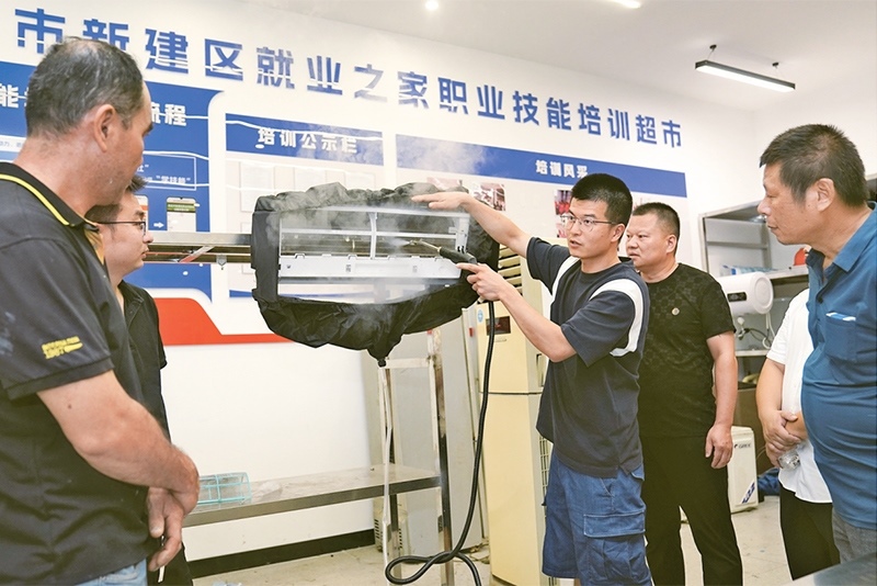 黨的二十屆三中全會強調，要健全終身職業(yè)技能培訓制度。圖為2024年9月12日一位老師在給學員進行家電清洗技術培訓。 新華社記者 萬象/攝