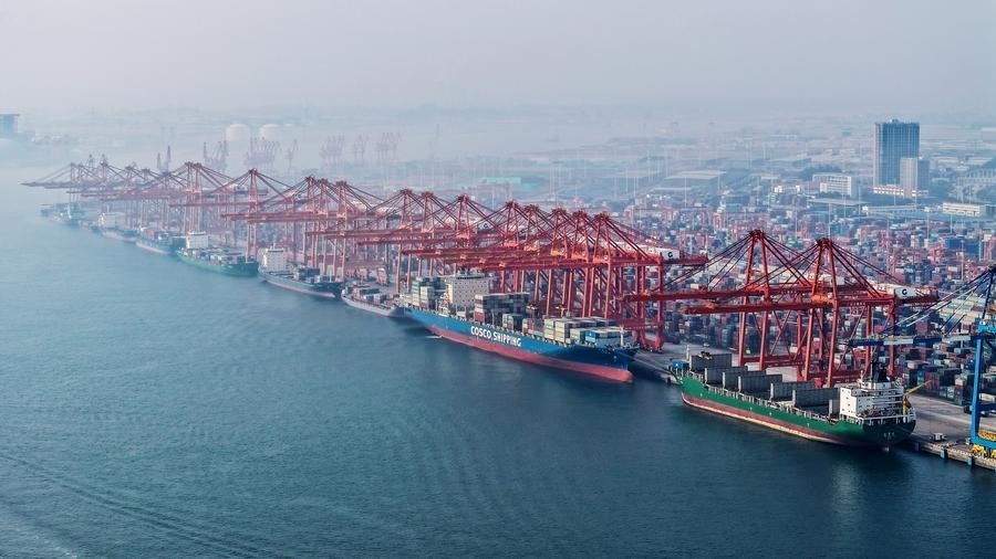 在廣西欽州港碼頭，多艘海輪在排隊卸貨（無人機照片，2024年3月28日攝）。新華社記者 張愛林 攝