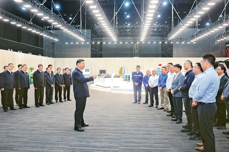 2024年10月17日至18日，中共中央總書記、國家主席、中央軍委主席習(xí)近平在安徽考察。這是17日下午，習(xí)近平在合肥濱湖科學(xué)城考察時，同現(xiàn)場科研人員和企業(yè)負責(zé)人親切交流。 新華社記者 鞠鵬/攝