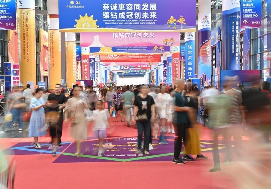 2024年9月28日，觀眾在廣西南寧市舉行的第21屆中國—東盟博覽會上參觀。新華社記者 周華 攝