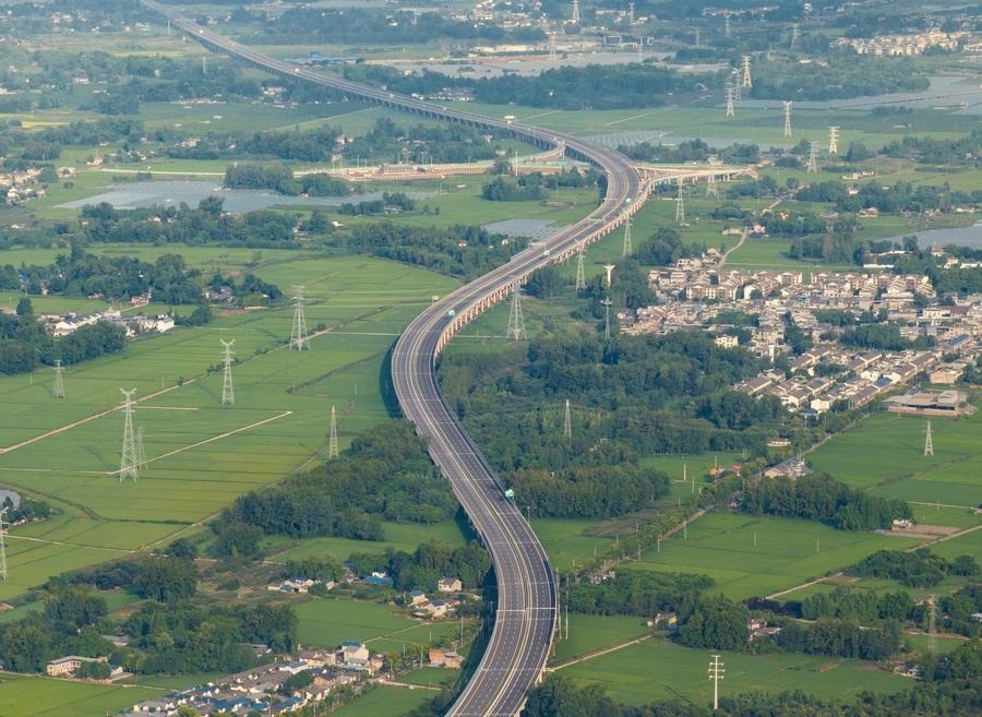 俯瞰四川天府新區(qū)至邛崍高速公路一角（2024年7月2日攝，無人機照片）。新華社記者 江宏景 攝