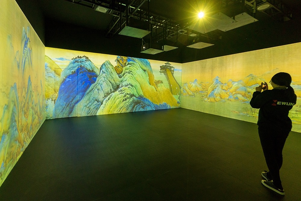 2019年1月29日，上海，市民在“千里江山圖科技藝術(shù)展”上參觀北宋名畫《千里江山圖》的AR全景展示并打卡拍照。