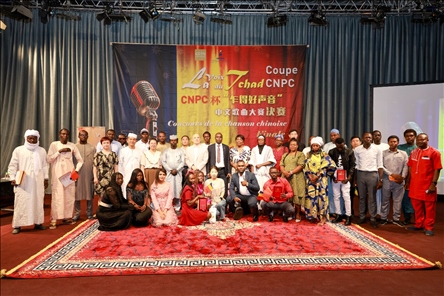 選手、評委、組委會工作人員共同與頒獎嘉賓合影。中國石油非洲公司供圖