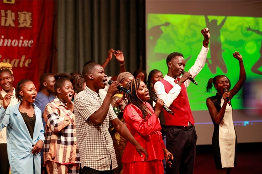 孔子學院的同學們演唱中文歌曲《明天會更好》。中國石油非洲公司供圖