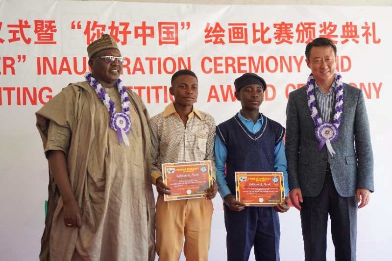 中國駐尼日利亞大使于敦海（右一）等為獲獎學(xué)生頒獎 尼日利亞中國文化中心供圖