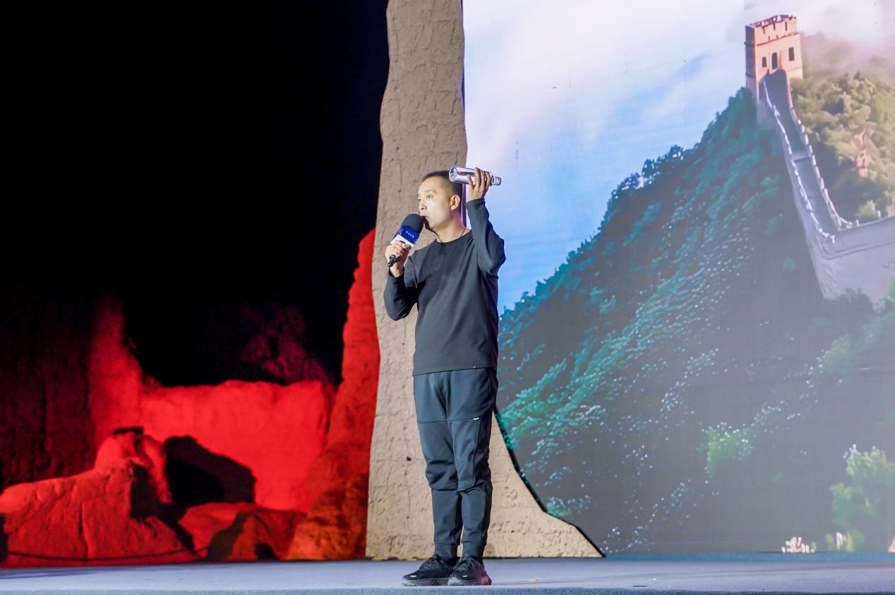 李剛在“何以中國·五星出東方”網(wǎng)絡(luò)主題宣傳活動(dòng)現(xiàn)場(chǎng)演講。人民視頻供圖