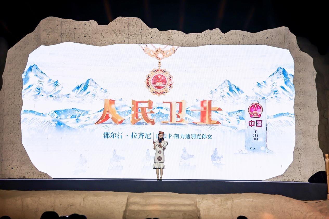 都爾汗·拉齊尼在“何以中國·五星出東方”網(wǎng)絡(luò)主題宣傳活動(dòng)現(xiàn)場(chǎng)演講。人民視頻供圖