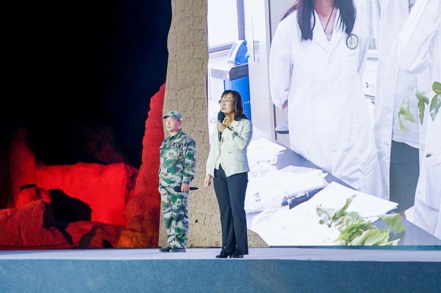 吳翠云（右一）在“何以中國·五星出東方”網(wǎng)絡(luò)主題宣傳活動(dòng)現(xiàn)場(chǎng)演講。人民視頻供圖