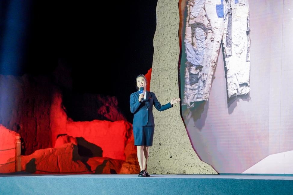 顧晨葉在“何以中國·五星出東方”網(wǎng)絡(luò)主題宣傳活動(dòng)現(xiàn)場(chǎng)演講。人民視頻供圖