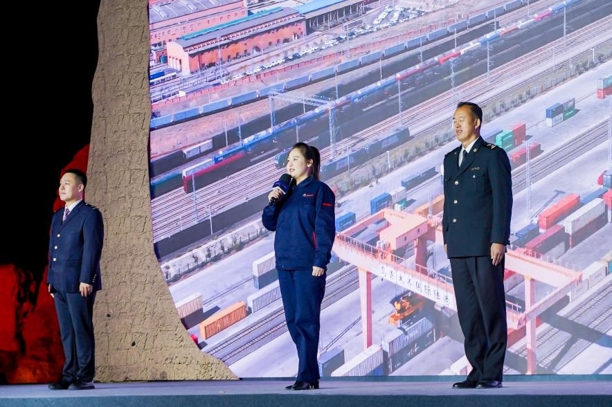 早吾扎?哈力賽（左二）在“何以中國·五星出東方”網(wǎng)絡(luò)主題宣傳活動(dòng)現(xiàn)場(chǎng)演講。人民視頻供圖